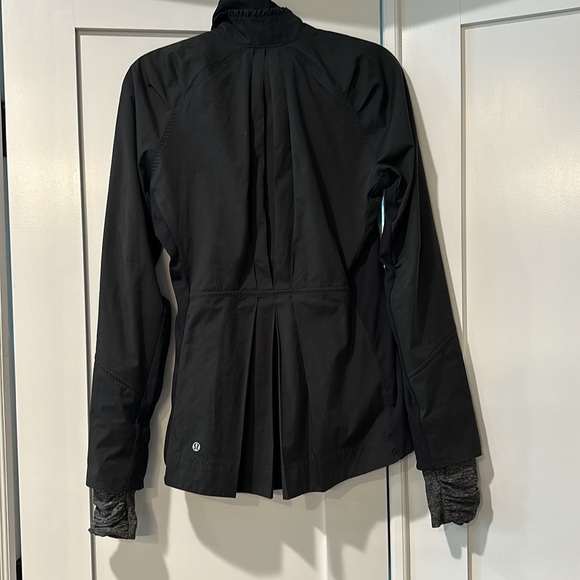 Lulu Lemon size 6 waterproof jacket - Picture 5 of 9